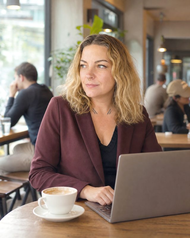 Café mit Laptop